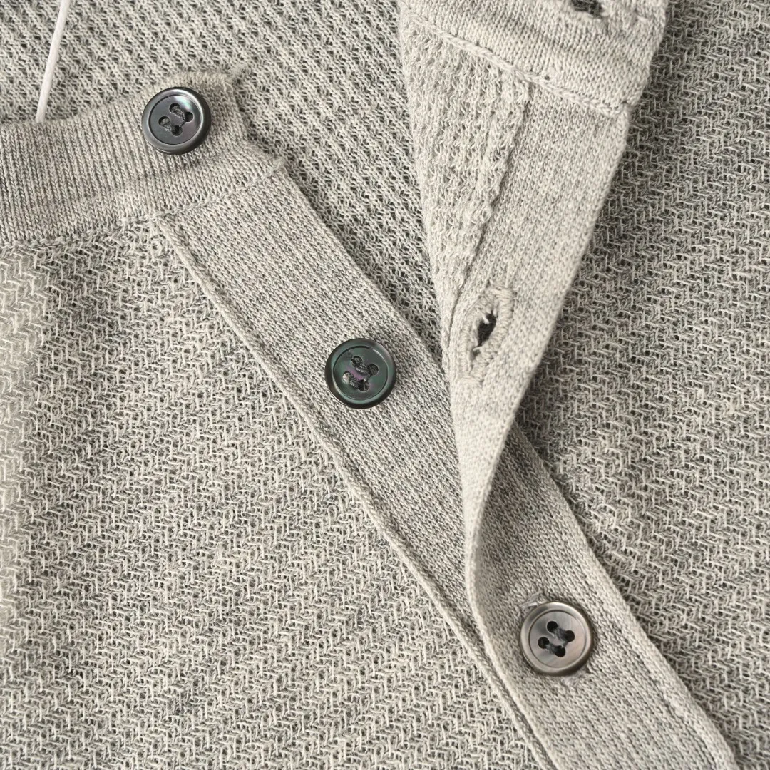 (Higher version) BRUNELLO CUCINELLI BC Beckham Same Style linen blended Henley collar knitted short-sleeved T-shirt. Original purchase for 9700, Beckham, Ronaldo Same Style, 75% linen, 25% lyocell, breathable cooling fabric, the upper body feels cool immediately, saying goodbye to the sticky feeling in summer. Classic Henry collar + relaxed tailoring, not flattering on the body shape, covering the flesh and making you look slimmer, and giving you the ultimate sense of elegance. The Classic Henry collar version is neat and simple, and the button design adds a layer of detail, making it casual and relaxed. With its own Breathable texture, it absorbs moisture and wicks away sweat, saying goodbye to the sultry summer heat. It feels soft and smooth, and is light and unrestricted on the upper body. Wear it alone to look like a summer gentleman, layer it with a suit to look like a business elite, and you can complete the entire scene with one piece. Reject the sameness, wear it and let the sense of luxury become your daily standard. The low-key and high-end old money style reshapes the texture of men's daily wear. Size：M-XXL